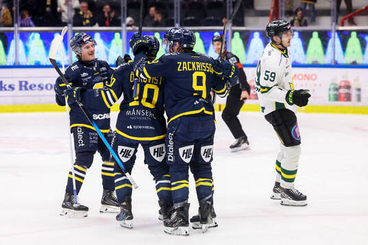 Södertäljes William Wiå jublar med lagkamrater