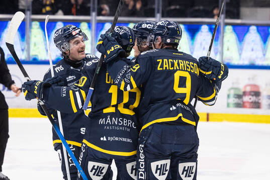 Södertäljes William Wiå jublar med lagkamrater