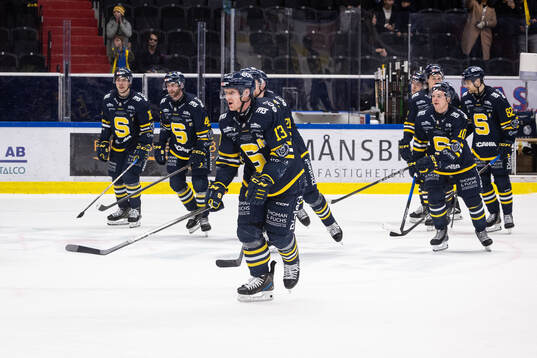 Södertäljes Henrik Eriksson och lagkamrater tackar