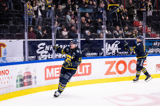 Södertäljes Henrik Eriksson och lagkamrater tackar