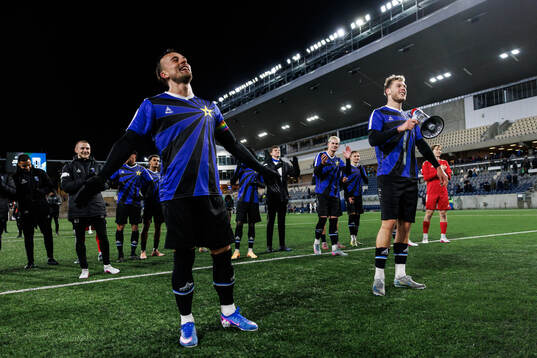 Sirius Henrik Rönnlöf Castegren och Tobias Anker jublar