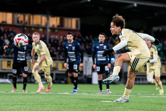 Djurgårdens Mikael Anderson med en straff