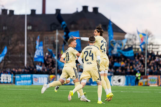 Djurgårdens Nino Zugelj jublar med Mikael Anderson och Max