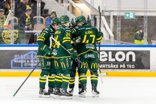 Björklövens Joel Mustonen jublar med lagkamrater