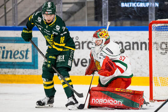 Björklövens Axel Ottosson framför Moras målvakt Tobias