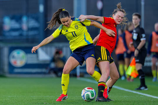 Emilia Pelgander of Sweden and Loes Van Mullem of Belgium