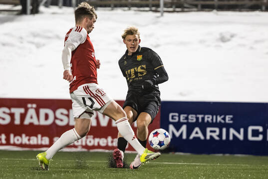 Sandvikens IFs Gustav Thörn och GAISs Rasmus Niklasson