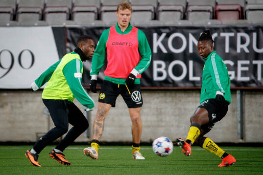 Hammarbys Okeke Obilor Denzel spelare värmer upp