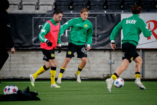 Hammarbys spelare Nahir Besara värmer upp