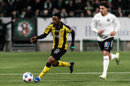 Hammarbys Frank Junior Adjei och Örebros Jacob Ouro Ortmark