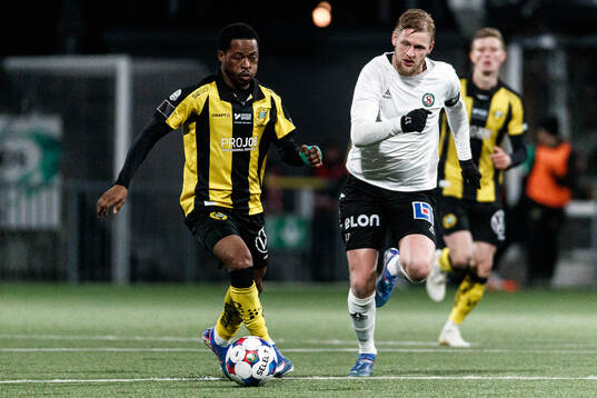 Hammarbys Frank Junior Adjei och Örebros Karl Holmberg