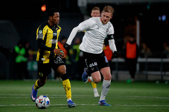 Hammarbys Frank Junior Adjei och Örebros Karl Holmberg