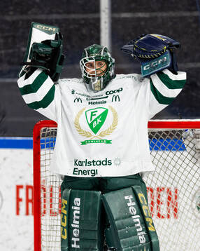 Färjestads målvakt Ida Boman jublar