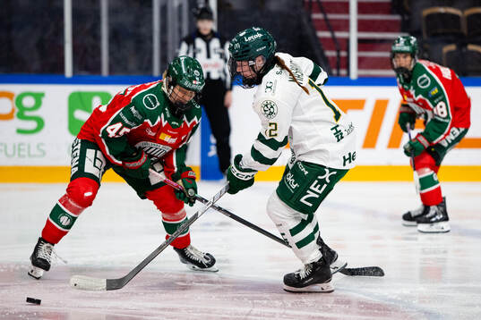 Frölundas Paula Bergström och Färjestads Madison Mashuga