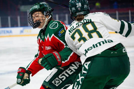 Frölundas Ebba Westerlind tacklar Färjestads Vilma Nilsson