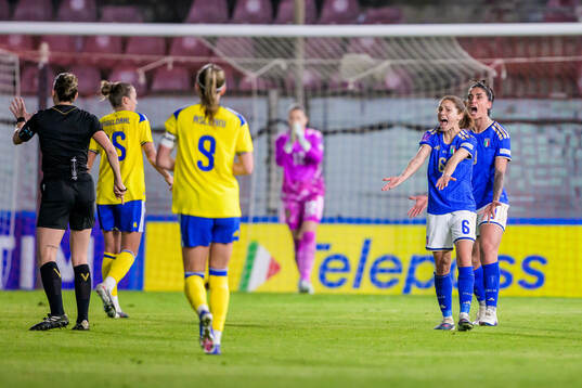 Manuela Giugliano and Martina Piemonte of Italy reacts