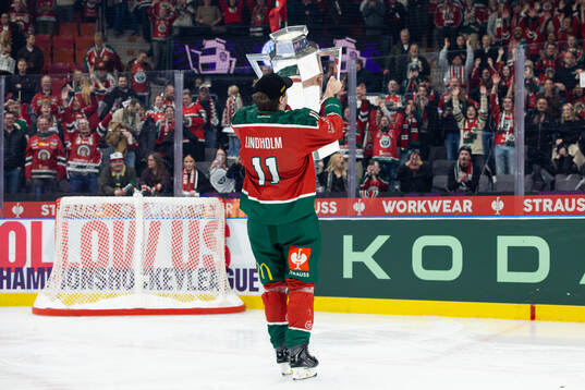 Max Lindholm of Frölunda celebrates with the trophy