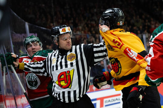 Max Lindholm of Frölunda and Markus Nurmi of Luleå