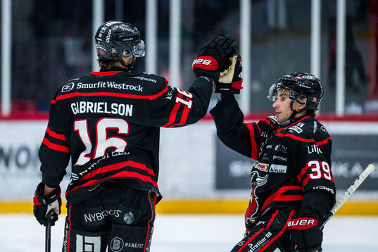 Nybros Hugo Gabrielson jublar och Juho Liuksiala jublar