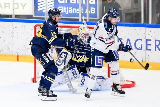 HV71s Niklas Hansson och målvakt Felix Sandström och