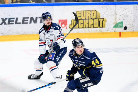 Linköpings Adam Hofbauer och HV71s Hugo Fransson
