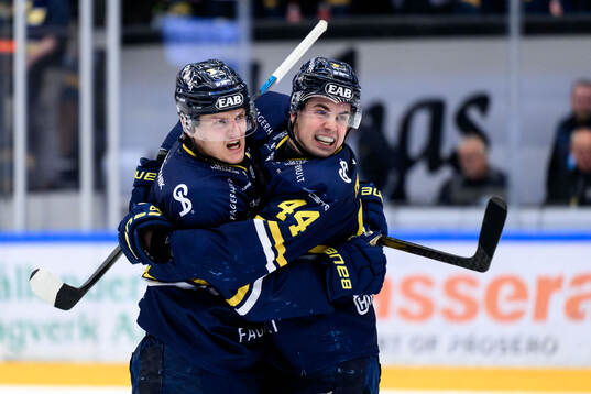 HV71s Axel Rindell och Hugo Fransson jublar