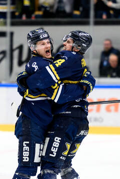 HV71s Axel Rindell och Hugo Fransson jublar