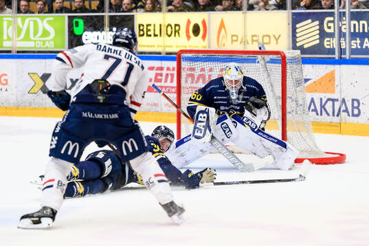 HV71s Olle Alsing och målvakt Felix Sandström