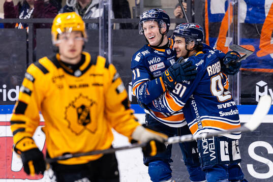 Växjös Brogan Rafferty och Felix Robert jublar