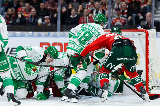 Frölundas Nicklas Lasu gör 2-1 på Rögles målvakt