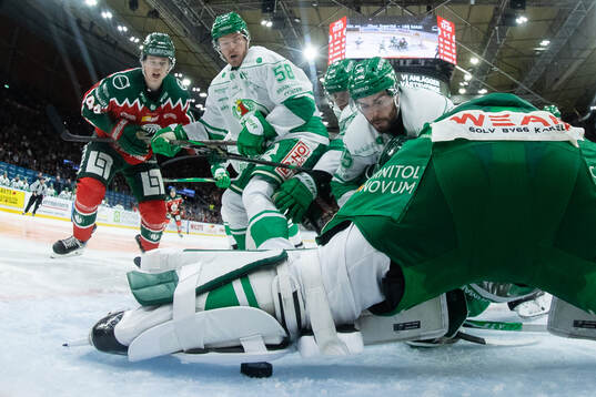 Frölundas Nicklas Lasu gör 2-1 på Rögles målvakt