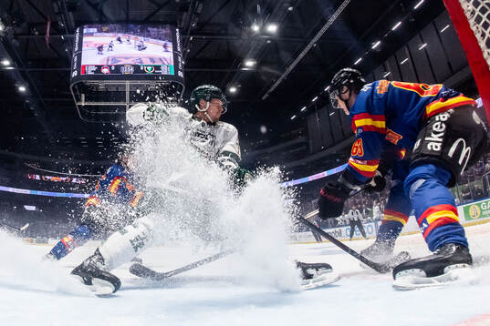 Färjestads Adam Ollas Mattsson och Malmö Redhawks Fredrik
