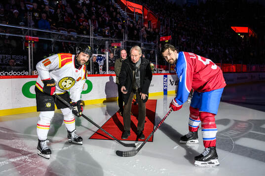 Brynäs Johan Larsson och Timrås Anton Lander tekar och