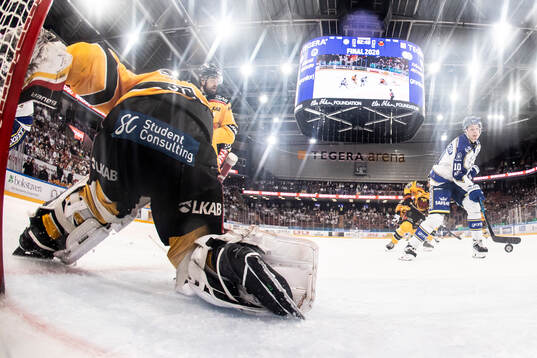 Leksands Anton Johansson gör 3-1 bakom Luleås målvakt