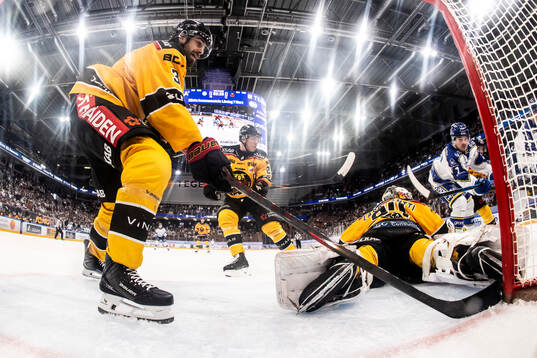 Luleås Frederic Allard och målvakt Joel Lassinantti och