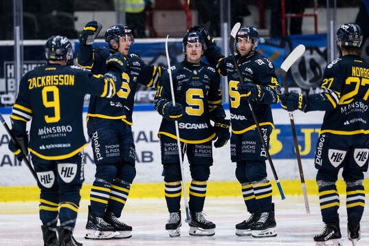 Södertäljes Sebastian Dyk jublar, Viktor Liljegren och