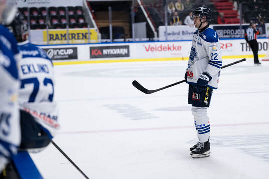 Karlskogas Viktor Lang lämnar planen