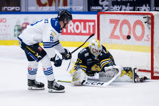 Karlskogas Alexander Ljungkrantz och Södertäljes målvakt