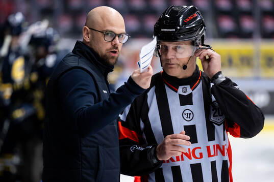 Karlskogas tränare Dennis Hall och domare Mikael Nord