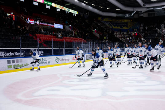 Karlskogas Gustaf Thorell jublar med lagkamrater