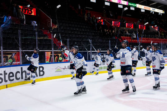 Karlskogas Gustaf Thorell jublar med lagkamrater