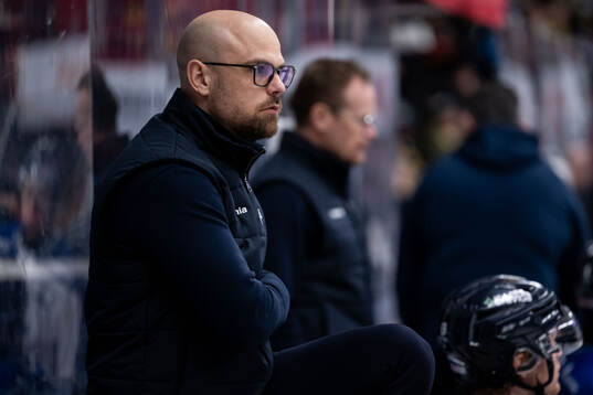 Karlskogas tränare Dennis Hall