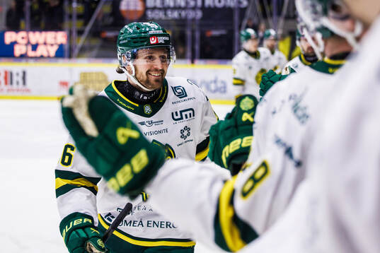 Björklövens Fredrik Forsberg jublar