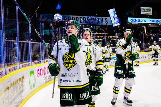 Björklövens Liam Dower Nilsson jublar med lagkamrater