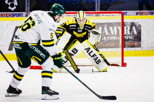 Västerås målvakt Rasmus Korhonen och Björklövens
