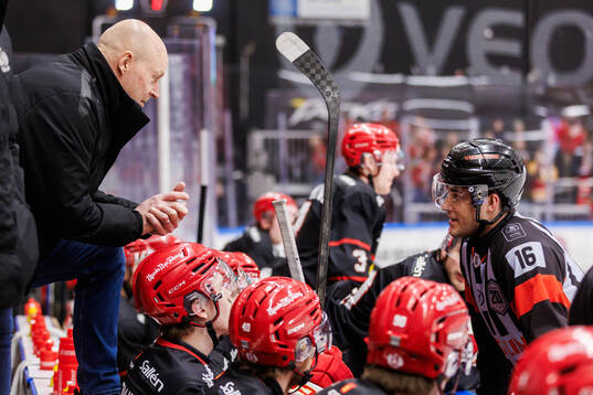 Almtunas tränare Marcus Ragnarsson i en diskussion med