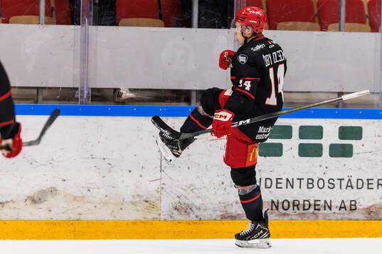 Almtunas Mikkel Øby-Olsen jublar