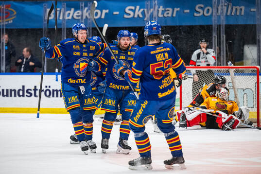 Djurgårdens Mathias Emilio Pettersen jublar med lagkamrater