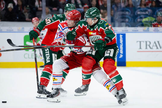 Frölundas Tom Nilsson tacklar Timrås Erik Walli Walterholm