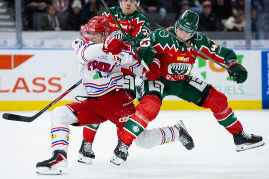 Frölundas Tom Nilsson tacklar Timrås Erik Walli Walterholm